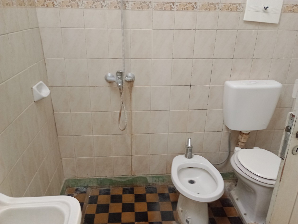 Se Venden 2 Locales comerciales mas vivienda en zona Centrica